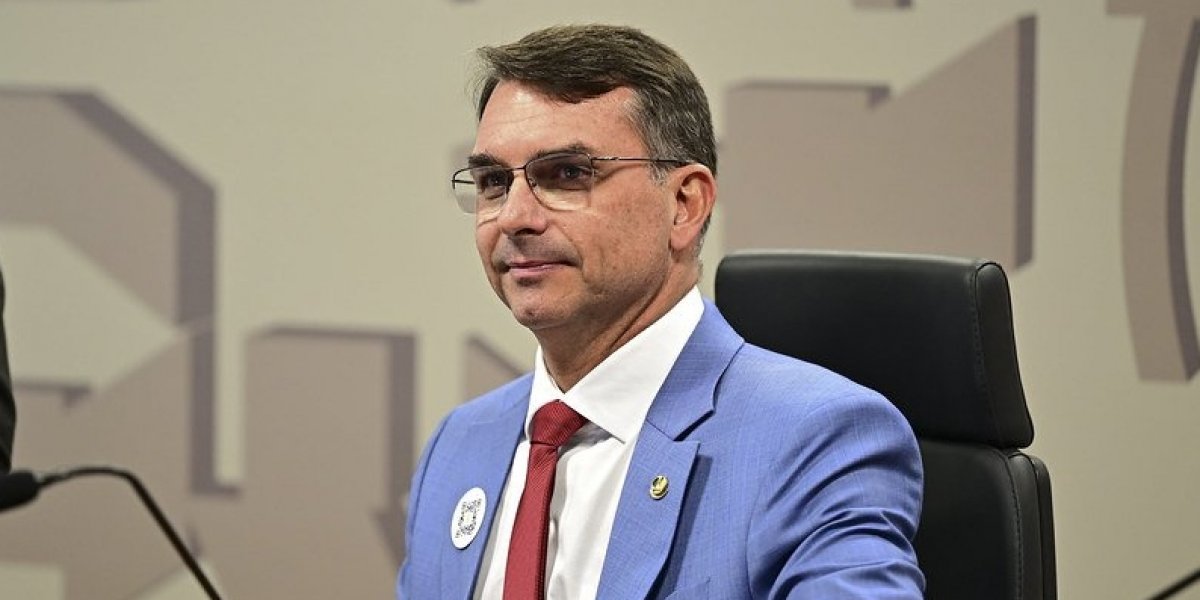 Flávio Bolsonaro se pronuncia após Eduardo Bolsonaro e Ramagem serem cassados: 'perseguidos Políticos'
