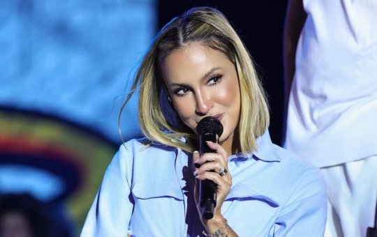 MP processa Claudia Leitte e pede R$ 2 milhões por alteração de letra 