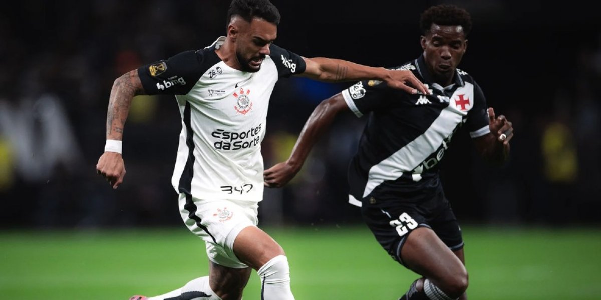Raniele, do Corinthians, disputa a bola com Thiago Mendes, do Vasco