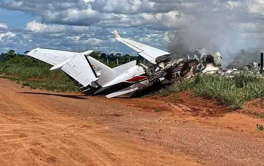 Avião com deputado federal faz pouso forçado e pega fogo no norte do Brasil