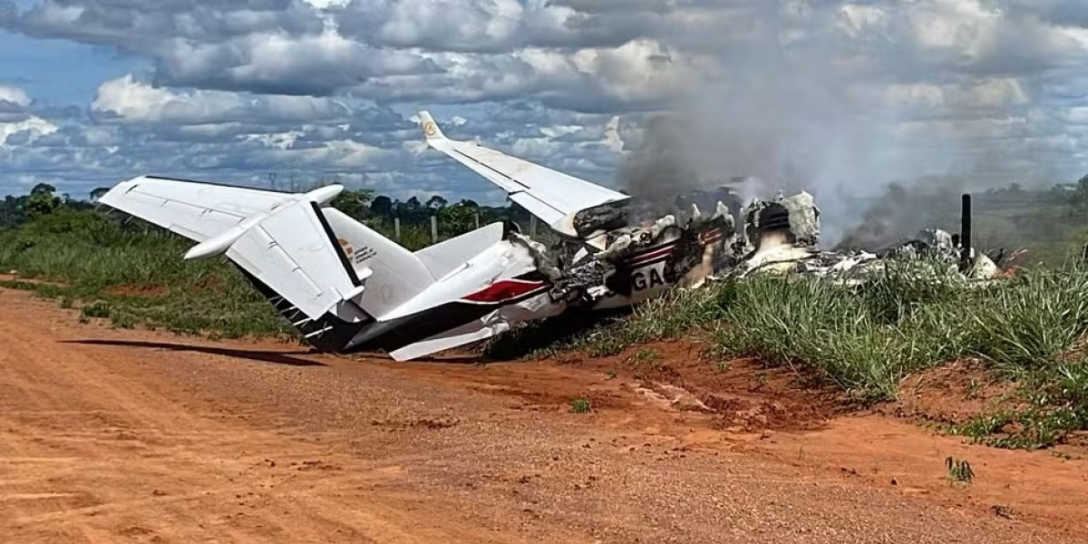 Avião com deputado federal faz pouso forçado e pega fogo no norte do Brasil