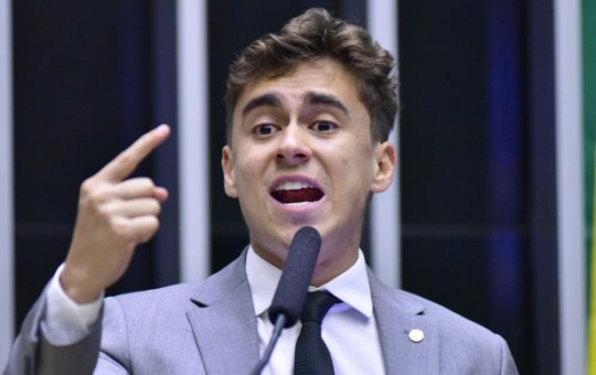 Depois de Eduardo Bolsonaro, Nikolas Ferreira entra na polêmica contra Havaianas: "Vão deixar de usar"