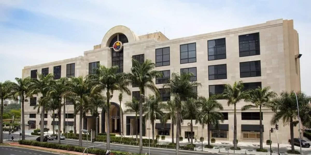 Parte de teto desaba em shopping na Zona Oeste de São Paulo