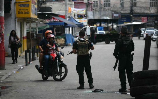 Delegado baleado na megaoperação do Rio diz que bandido usou 'senha' para fingir ser policial antes de atirar