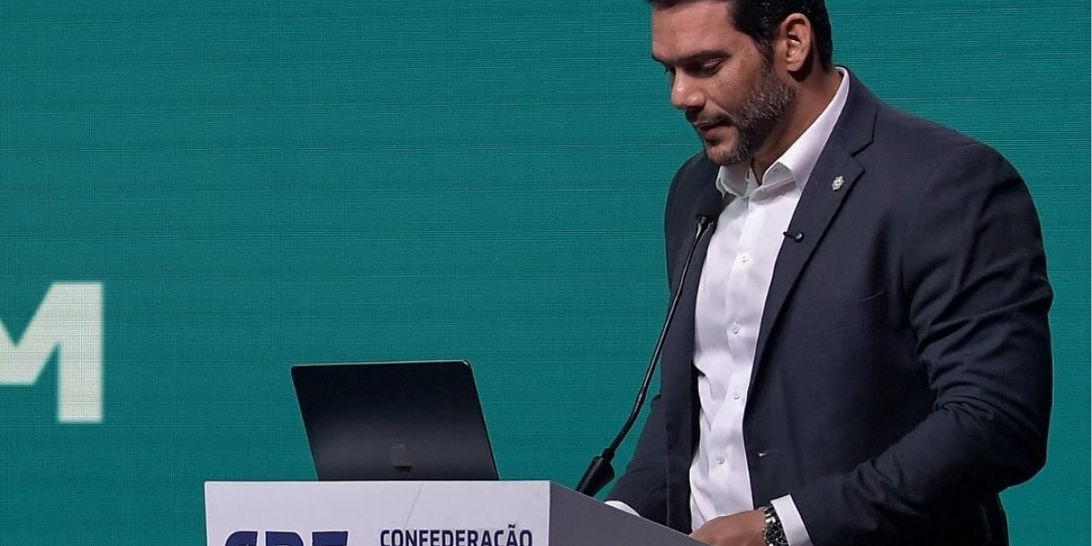 Presidente Samir Xaud falando em palanque