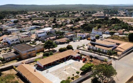 Criança morre eletrocutada após tocar em decoração natalina no interior da Bahia