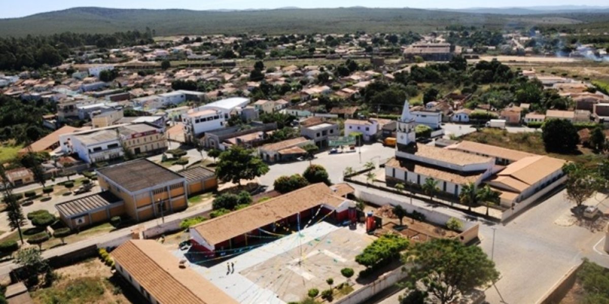 Criança morre eletrocutada após tocar em decoração natalina no interior da Bahia