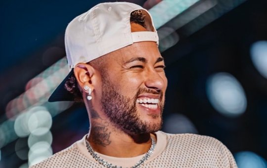 Um dia após cirurgia no joelho, Neymar reaparece e manda recado: 'nunca desista'