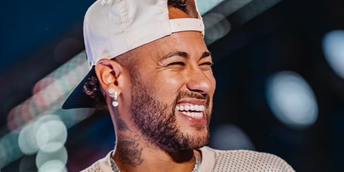 Um dia após cirurgia no joelho, Neymar reaparece e manda recado: 'nunca desista'