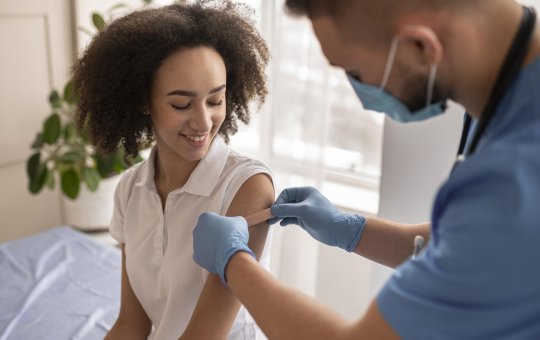 Vacinação contra HPV para jovens tem prazo ampliado até 2026 pelo Ministério da Saúde