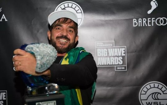 Brasileiro surfa onda gigante e mira recorde internacional