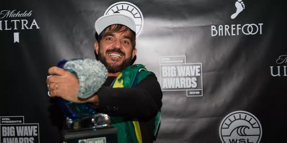 Brasileiro surfa onda gigante e mira recorde internacional