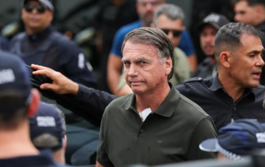 Médicos afirmam que cirurgia de Bolsonaro transcorreu sem problemas; ex-presidente já está no quarto