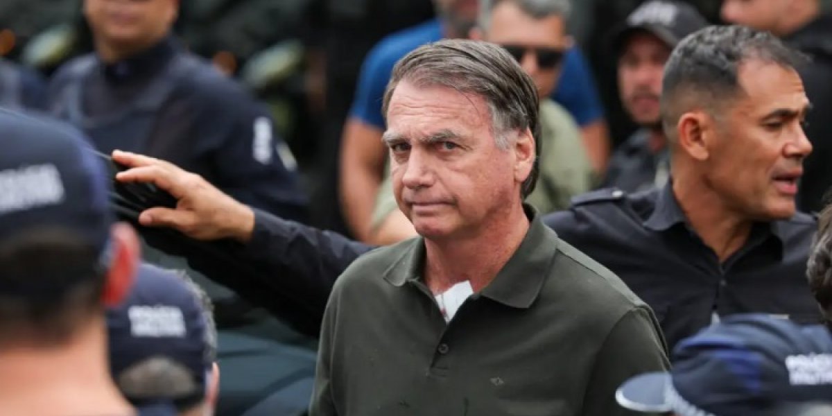 Médicos afirmam que cirurgia de Bolsonaro transcorreu sem problemas; ex-presidente já está no quarto