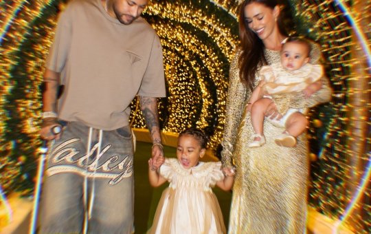 Fofura natalina! Mavie reage aos presentes recebidos de seu pai, Neymar Jr.