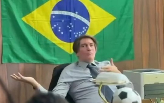 Ator que interpretará Bolsonaro em filme publica vídeo caracterizado e deseja feliz Natal à família