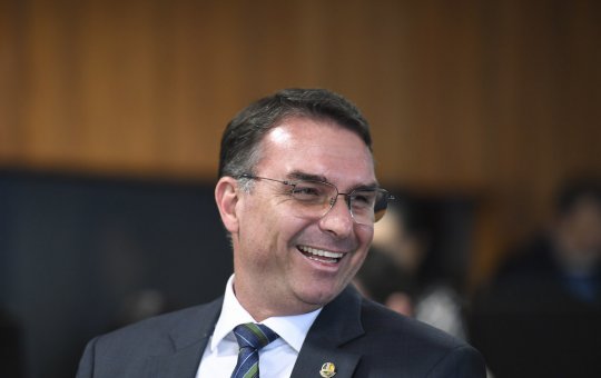 Flávio Bolsonaro comemora empate técnico com Lula em pesquisa eleitoral: 'hora de resgatar o Brasil'