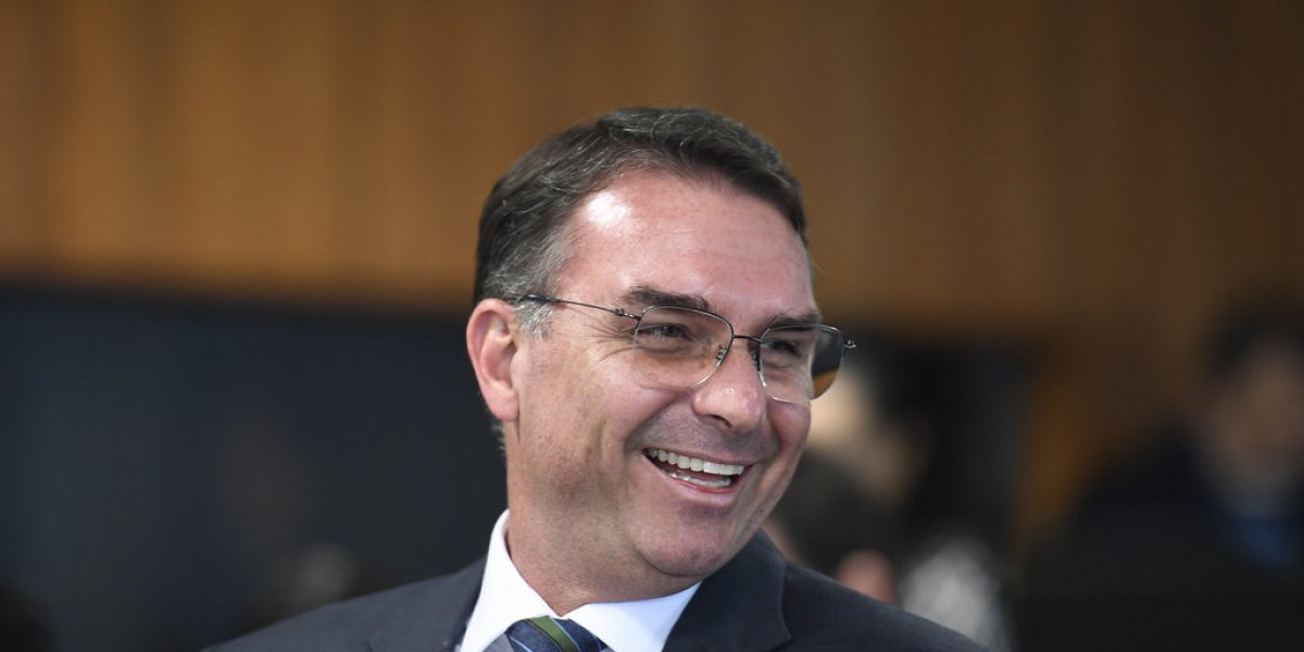 Flávio Bolsonaro comemora empate técnico com Lula em pesquisa eleitoral: 'hora de resgatar o Brasil'