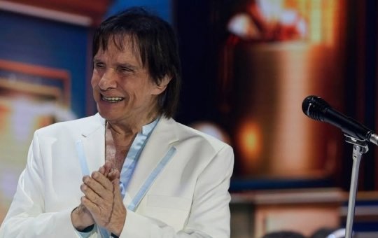 Roberto Carlos emociona multidão em Salvador com show gratuito e repertório de sucessos