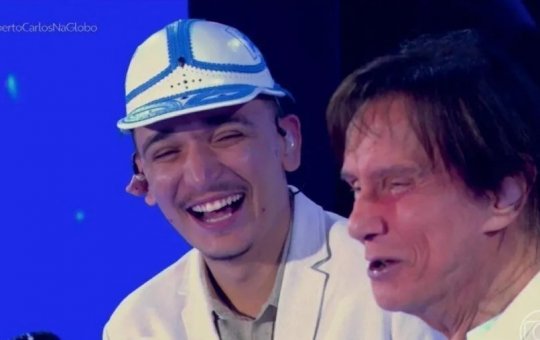 João Gomes se retira do palco após reação de Roberto Carlos no especial de fim de ano