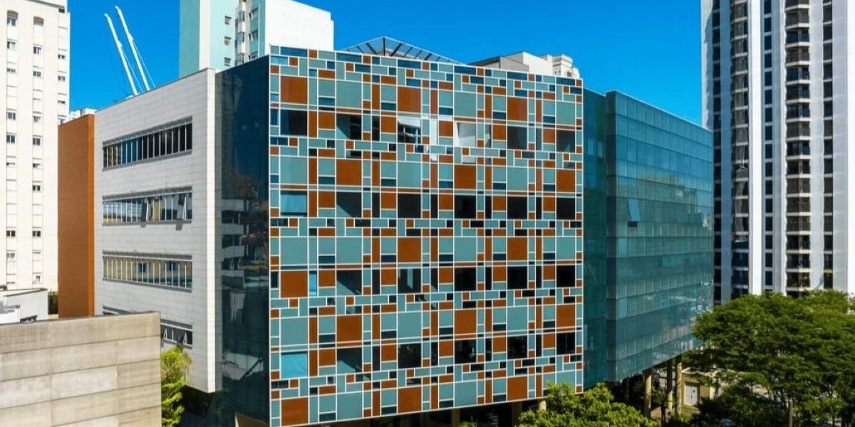 Incêndio atinge parte do Hospital Albert Einstein e pacientes são retirados