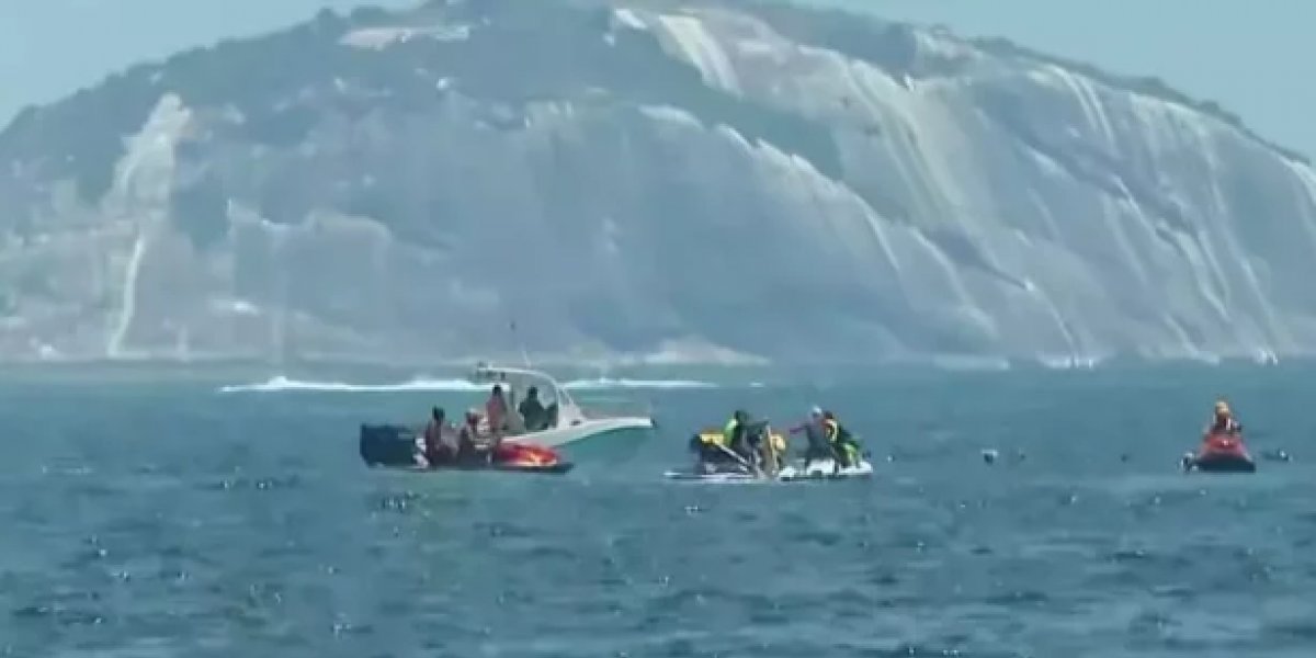 Equipes do Corpo de Bombeiros procuram vestígios da aeronave e dos passageiros