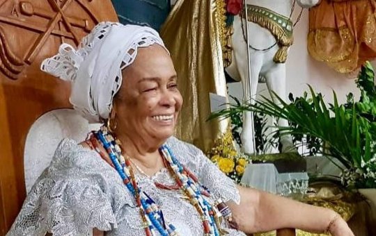 Corpo de Mãe Carmen, ialorixá do Terreiro do Gantois, é enterrado em Salvador; veja os detalhes