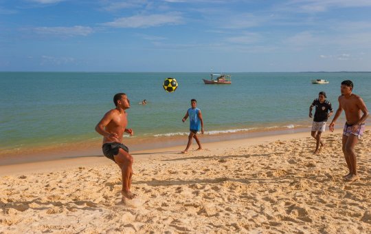 Ator baiano critica fenômeno das "altinhas" nas praias de Salvador
