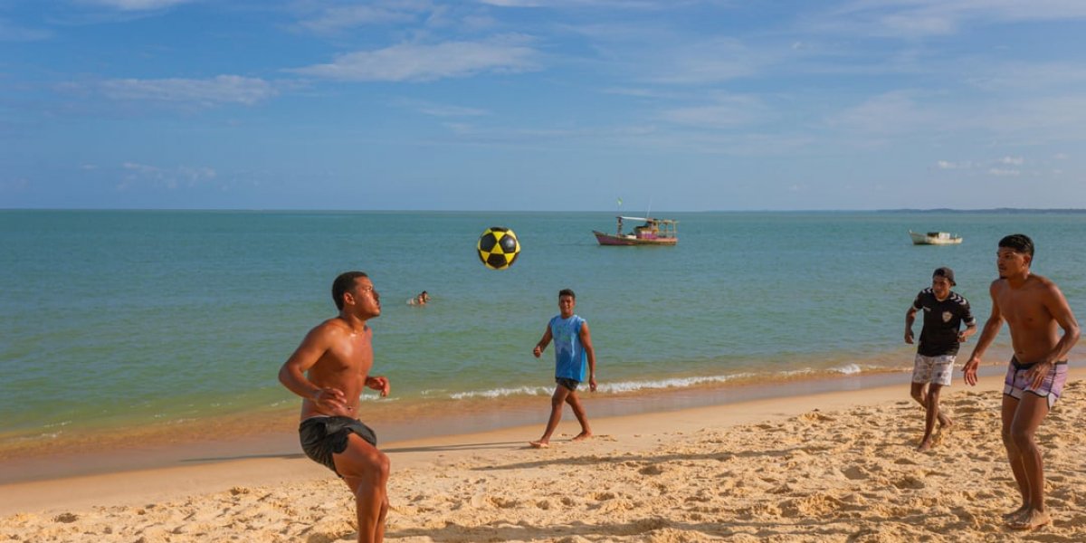 Pessoas jogando altinha na praia