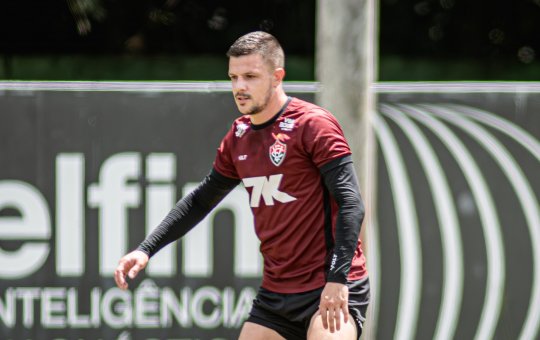 Atacante do Vitória encurta férias e se reapresenta na Toca do Leão de forma antecipada