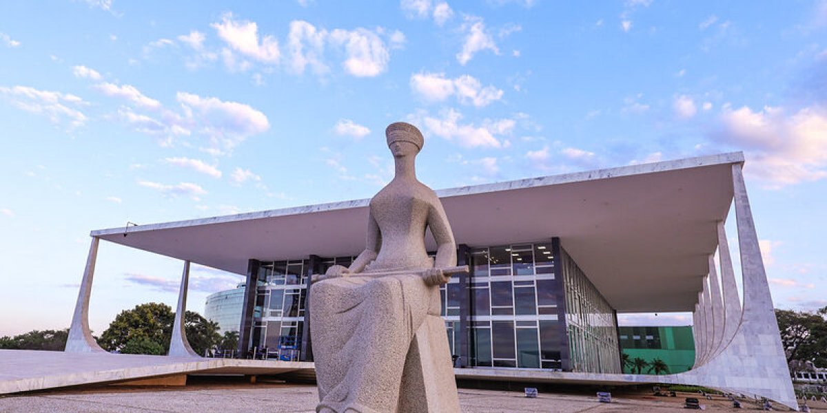 Estátua da Justiça, posicionada em frente ao prédio do Supremo Tribunal Federal