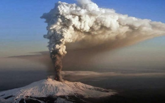 Vulcão Etna entra em erupção e gera alerta da Defesa Civil na Itália