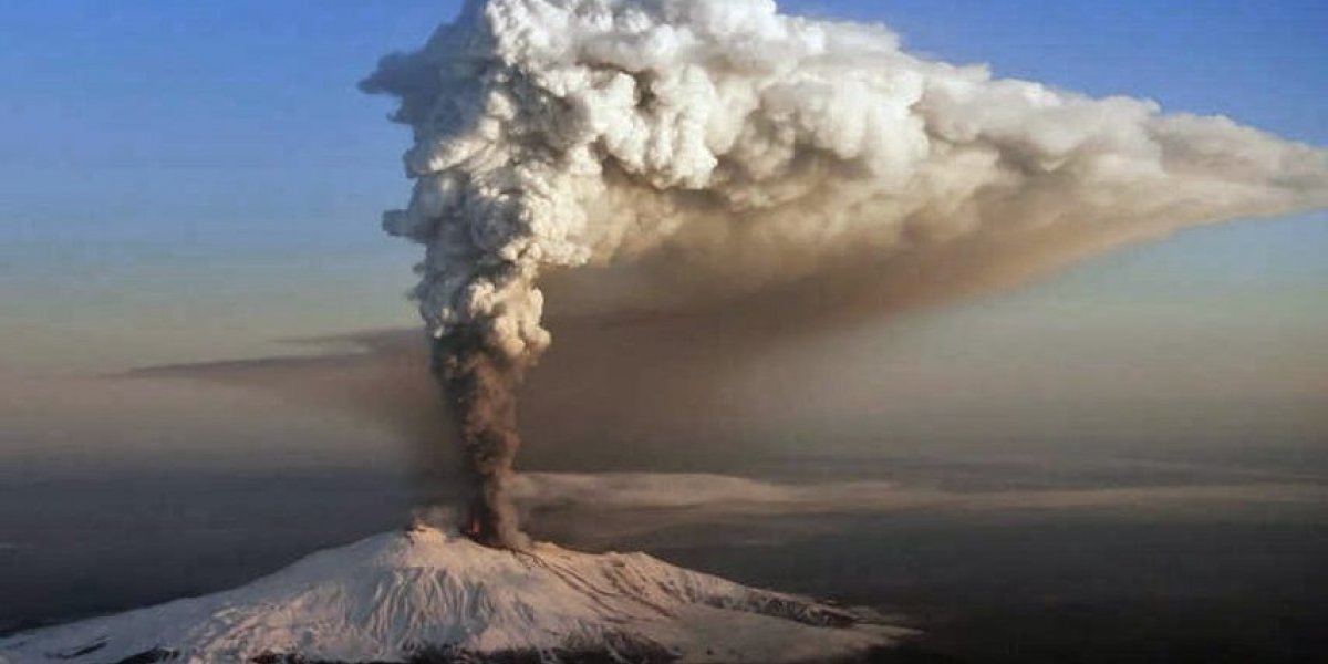 Vulcão Etna entra em erupção e gera alerta da Defesa Civil na Itália