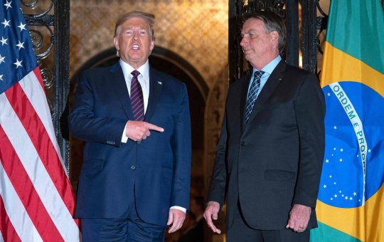 Segundo ex-embaixador dos EUA, 'Trump abandonou Bolsonaro porque não suporta perdedores'