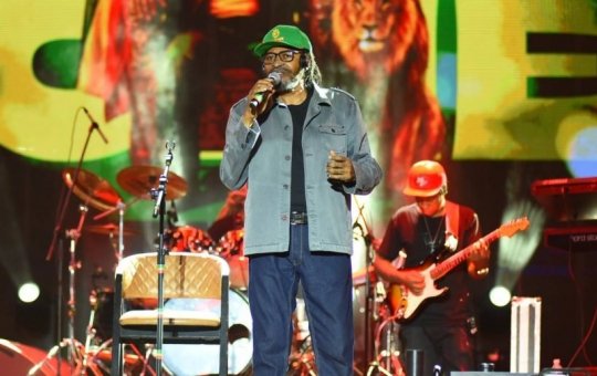 “Eles querem que nós sejamos sempre pobres”, afirma Edson Gomes ao criticar políticos em show em Salvador