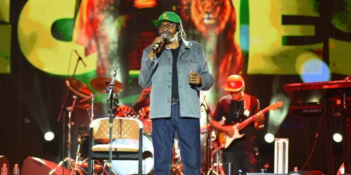 “Eles querem que nós sejamos sempre pobres”, afirma Edson Gomes ao criticar políticos em show em Salvador