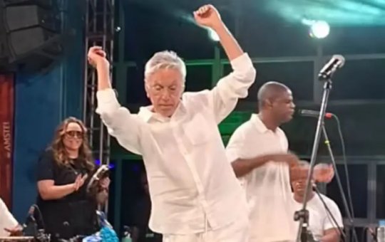 Caetano Veloso dança cheio de energia aos 83 anos e empolga o público