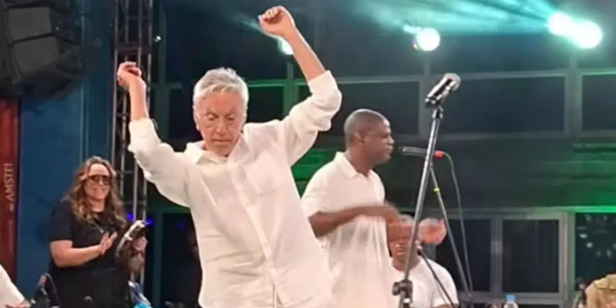 Caetano Veloso dança cheio de energia aos 83 anos e empolga o público