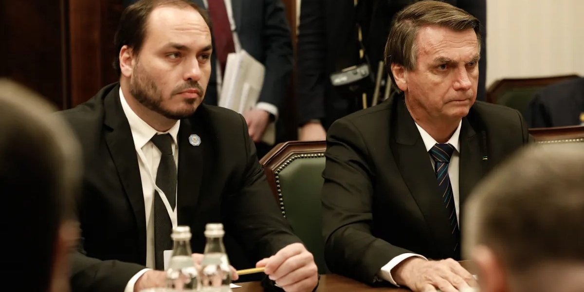 Carlos Bolsonaro afirma que pai passou madrugada com “pressão altíssima”