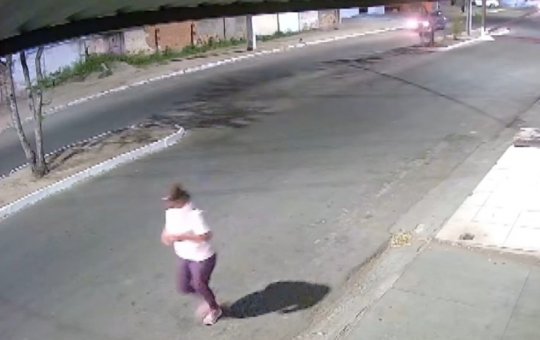 Mulher tem perna amputada após ser atropelada por motociclista empinando moto na Bahia