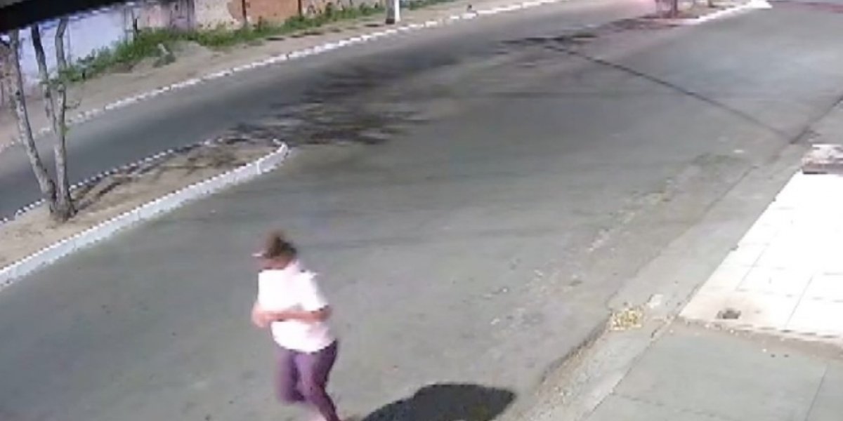 Mulher tem perna amputada após ser atropelada por motociclista empinando moto na Bahia