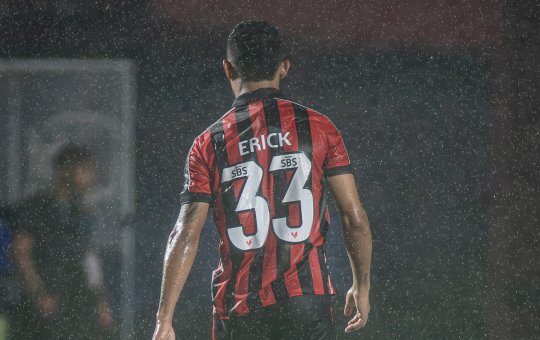 Vitória anuncia oficialmente a compra de Erick