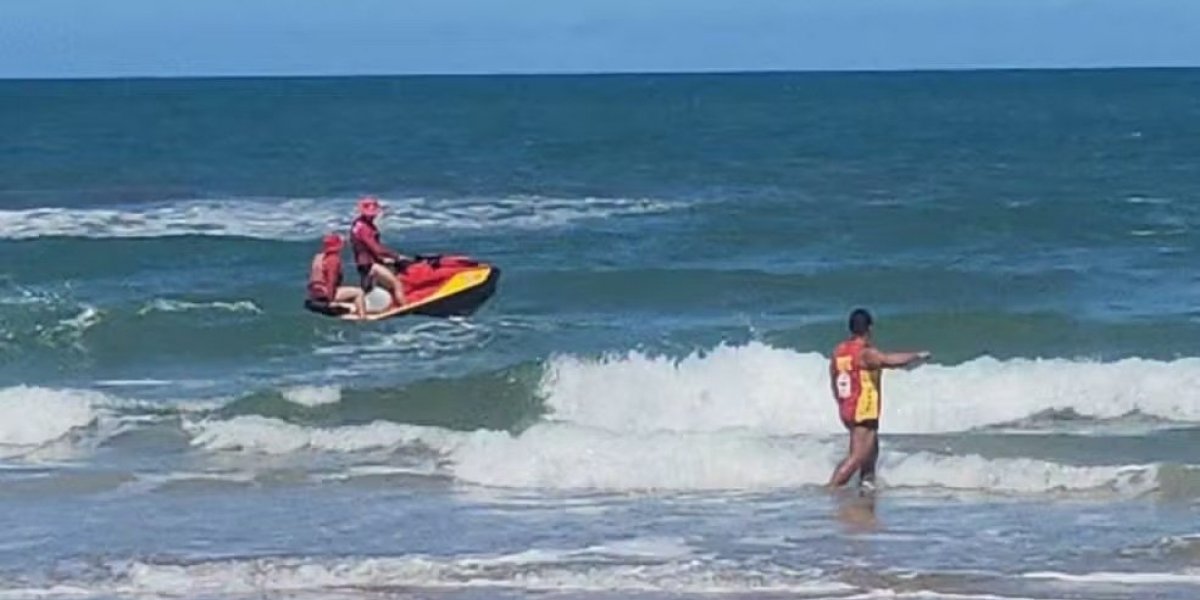 Corpo de homem que tentou resgatar filho de afogamento em praia baiana é localizado