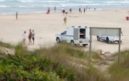 Corpo é achado dentro de mala em praia turística de Florianópolis