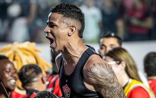 Vitória acerta a contratação em definitivo do atacante Erick: "Dono da chapada mais gostosa do Brasil"