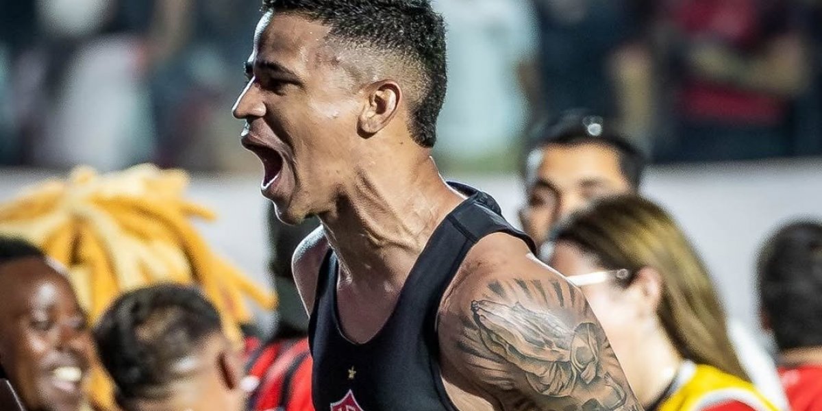 Vitória acerta a contratação em definitivo do atacante Erick: "Dono da chapada mais gostosa do Brasil"