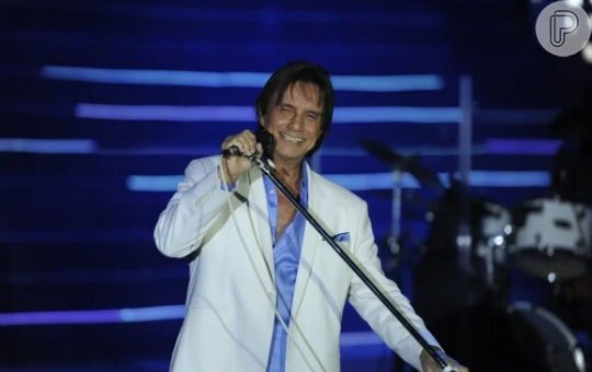 Roberto Carlos é criticado após postura em show em Salvador