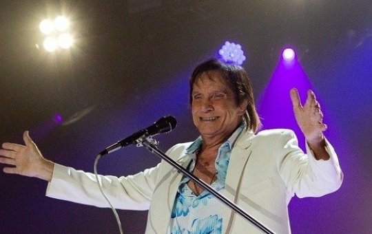 Roberto Carlos ironiza conversa de fotógrafos durante show: 'quer uma cerveja?'