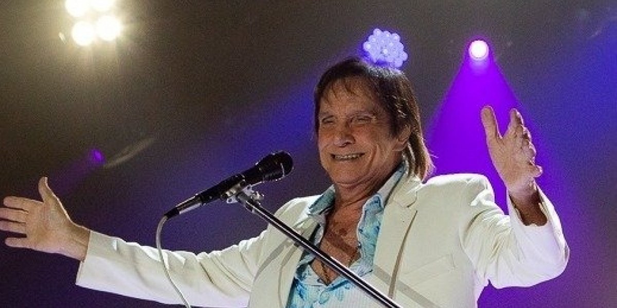 Roberto Carlos ironiza conversa de fotógrafos durante show: 'quer uma cerveja?'