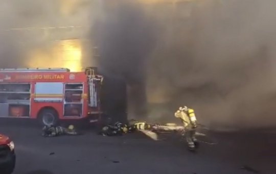 Bombeiros ficam feridos após explosão em incêndio em Santana do Livramento